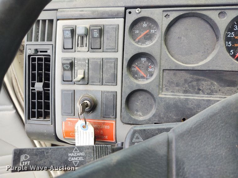 image for item DE7049 1997 Freightliner FL70  truck cab and chassis