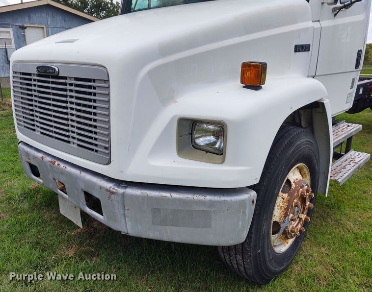 image for item DE7049 1997 Freightliner FL70  truck cab and chassis