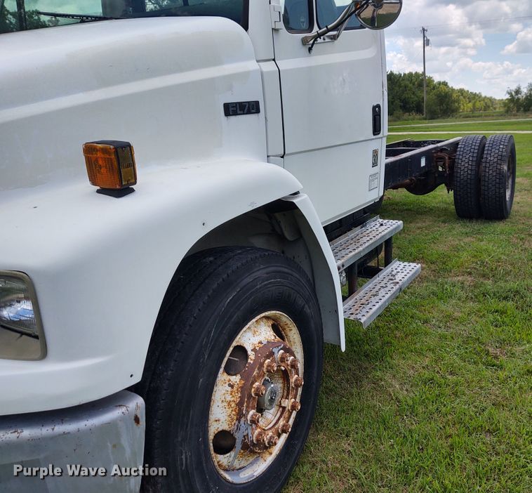 image for item DE7049 1997 Freightliner FL70  truck cab and chassis