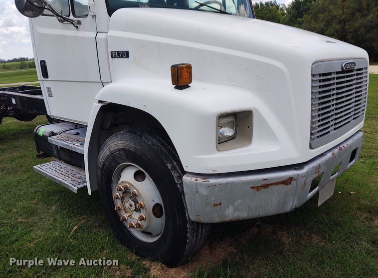 image for item DE7049 1997 Freightliner FL70  truck cab and chassis