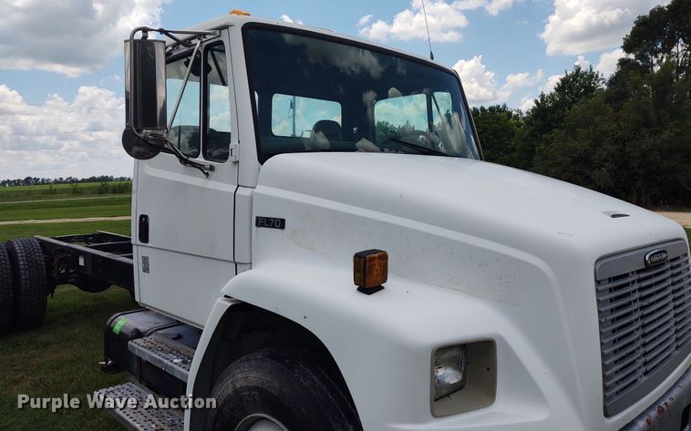 image for item DE7049 1997 Freightliner FL70  truck cab and chassis