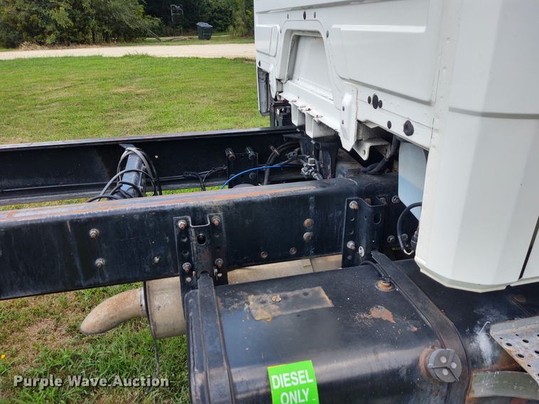 image for item DE7049 1997 Freightliner FL70  truck cab and chassis