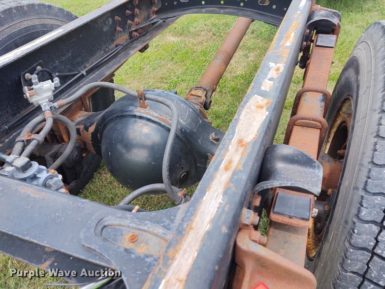 image for item DE7049 1997 Freightliner FL70  truck cab and chassis