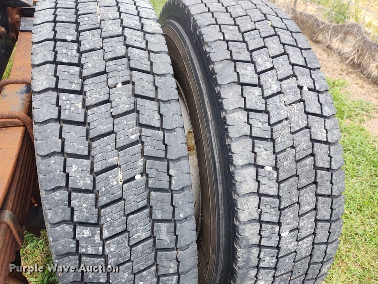 image for item DE7049 1997 Freightliner FL70  truck cab and chassis