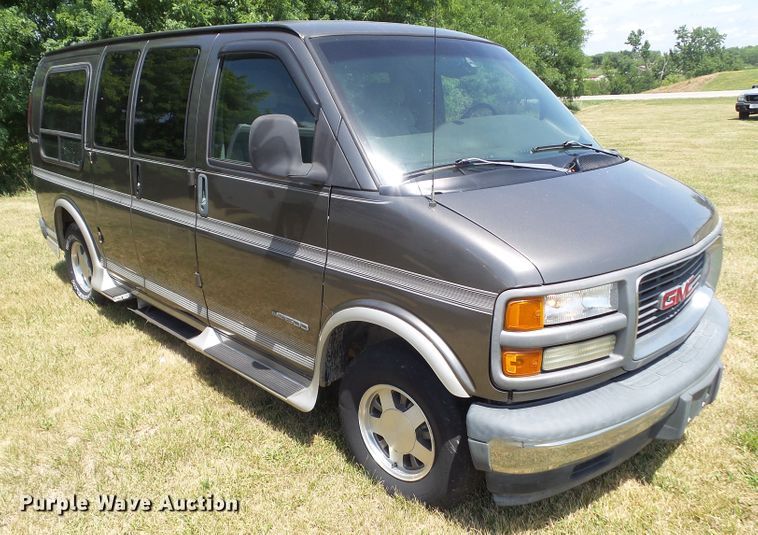 image for item DF0846 2002 GMC Savana G1500  handicap accessible van
