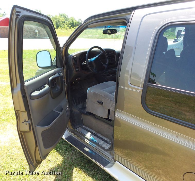 image for item DF0846 2002 GMC Savana G1500  handicap accessible van