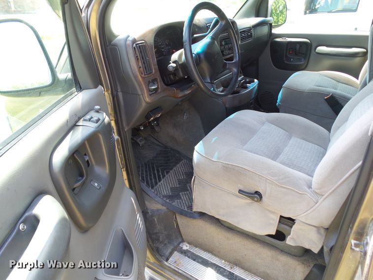 image for item DF0846 2002 GMC Savana G1500  handicap accessible van