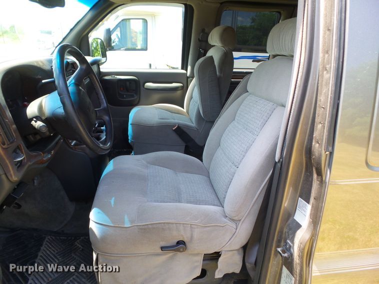 image for item DF0846 2002 GMC Savana G1500  handicap accessible van
