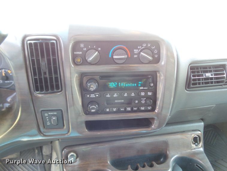 image for item DF0846 2002 GMC Savana G1500  handicap accessible van