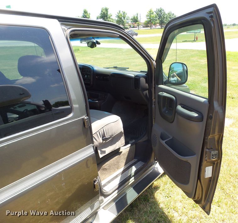 image for item DF0846 2002 GMC Savana G1500  handicap accessible van