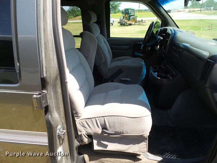 image for item DF0846 2002 GMC Savana G1500  handicap accessible van