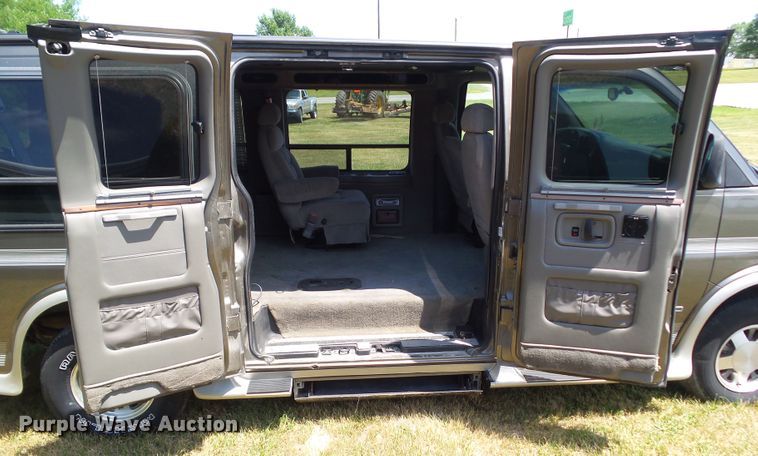 image for item DF0846 2002 GMC Savana G1500  handicap accessible van