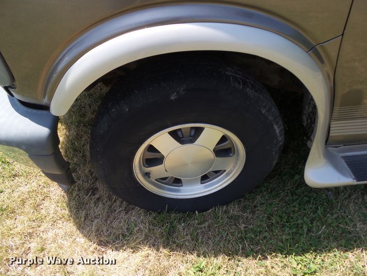 image for item DF0846 2002 GMC Savana G1500  handicap accessible van