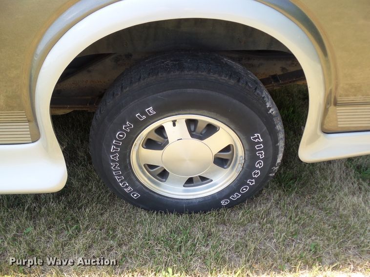 image for item DF0846 2002 GMC Savana G1500  handicap accessible van