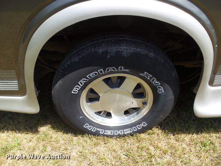 image for item DF0846 2002 GMC Savana G1500  handicap accessible van