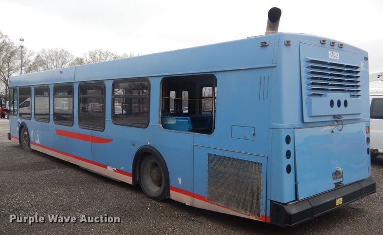 image for item DF3079 2001 New Flyer D40LF shuttle bus