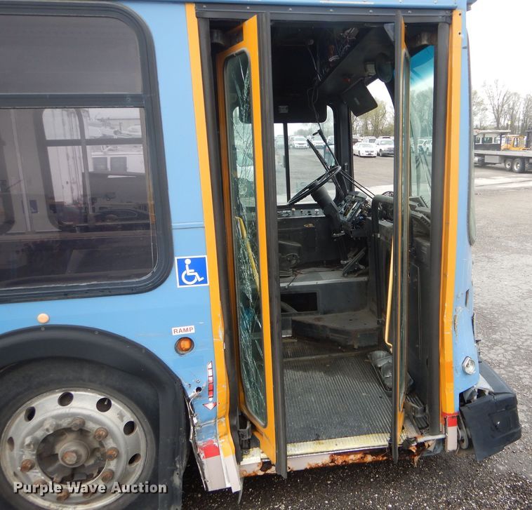 image for item DF3079 2001 New Flyer D40LF shuttle bus