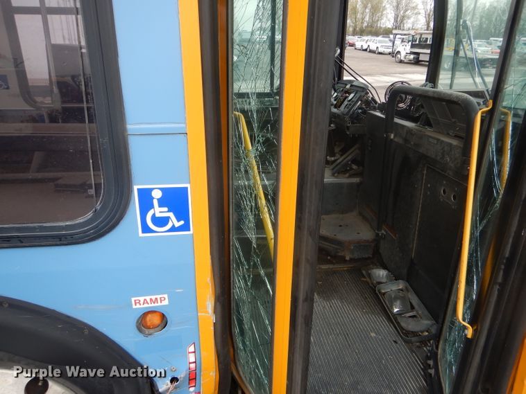 image for item DF3079 2001 New Flyer D40LF shuttle bus