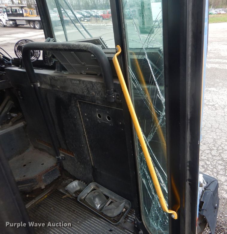 image for item DF3079 2001 New Flyer D40LF shuttle bus