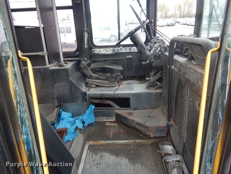 image for item DF3079 2001 New Flyer D40LF shuttle bus