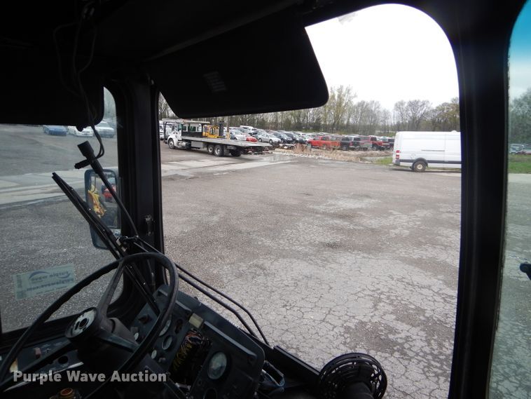 image for item DF3079 2001 New Flyer D40LF shuttle bus