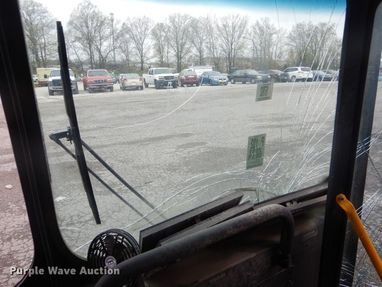 image for item DF3079 2001 New Flyer D40LF shuttle bus