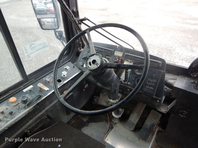 image for item DF3079 2001 New Flyer D40LF shuttle bus