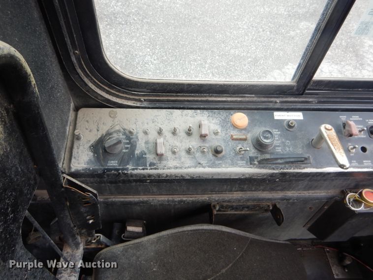 image for item DF3079 2001 New Flyer D40LF shuttle bus