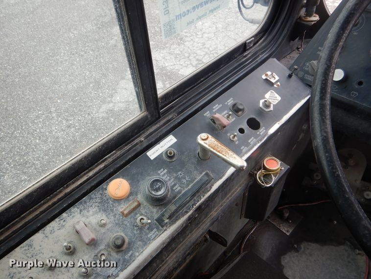 image for item DF3079 2001 New Flyer D40LF shuttle bus