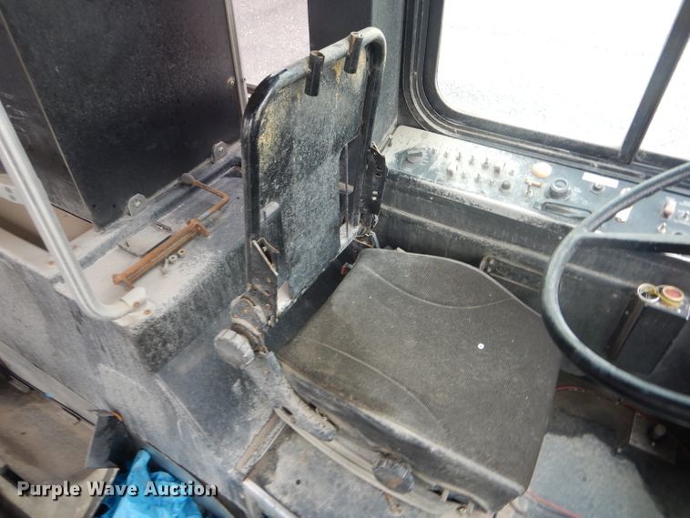 image for item DF3079 2001 New Flyer D40LF shuttle bus