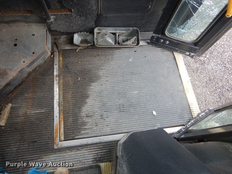 image for item DF3079 2001 New Flyer D40LF shuttle bus