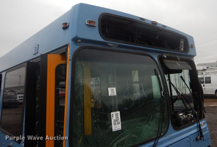 image for item DF3079 2001 New Flyer D40LF shuttle bus