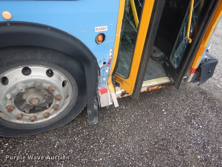 image for item DF3079 2001 New Flyer D40LF shuttle bus