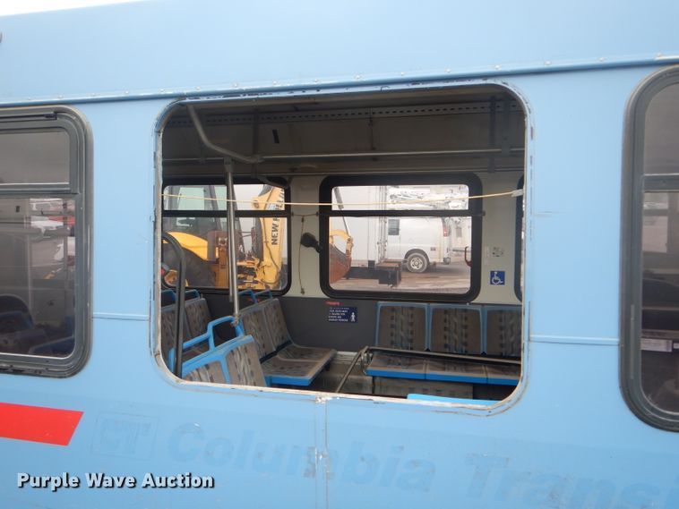 image for item DF3079 2001 New Flyer D40LF shuttle bus