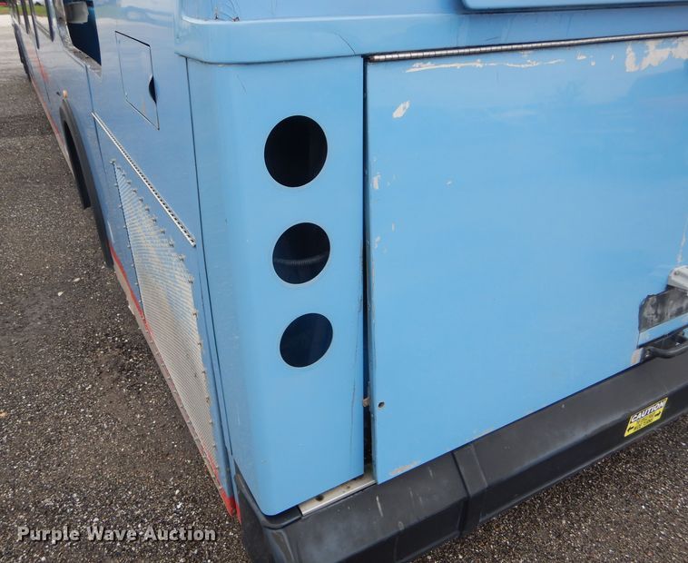 image for item DF3079 2001 New Flyer D40LF shuttle bus