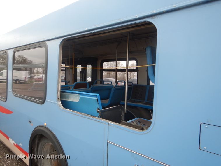 image for item DF3079 2001 New Flyer D40LF shuttle bus