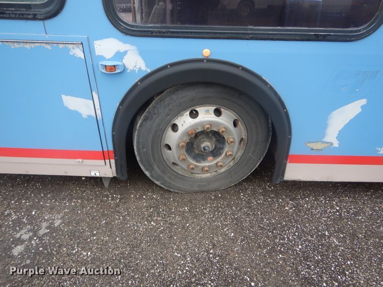 image for item DF3079 2001 New Flyer D40LF shuttle bus