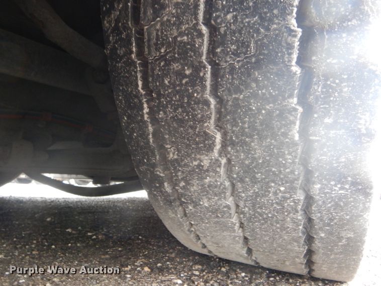 image for item DF3079 2001 New Flyer D40LF shuttle bus