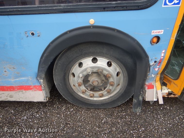 image for item DF3079 2001 New Flyer D40LF shuttle bus