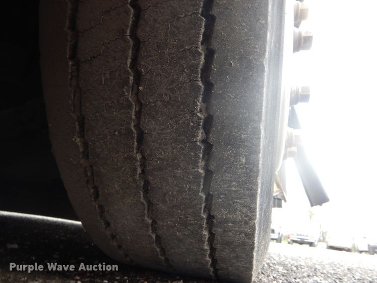 image for item DF3079 2001 New Flyer D40LF shuttle bus