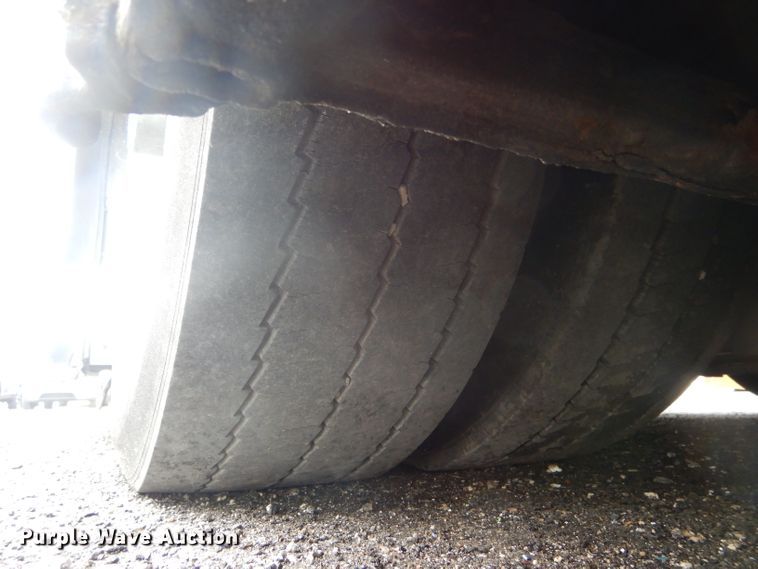 image for item DF3079 2001 New Flyer D40LF shuttle bus