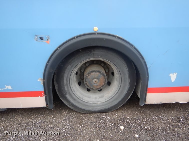 image for item DF3079 2001 New Flyer D40LF shuttle bus