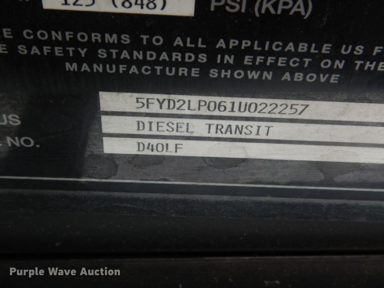 image for item DF3079 2001 New Flyer D40LF shuttle bus