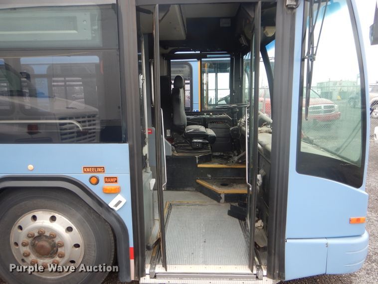 image for item DF3081 2007 Gillig G27D102N4 shuttle bus