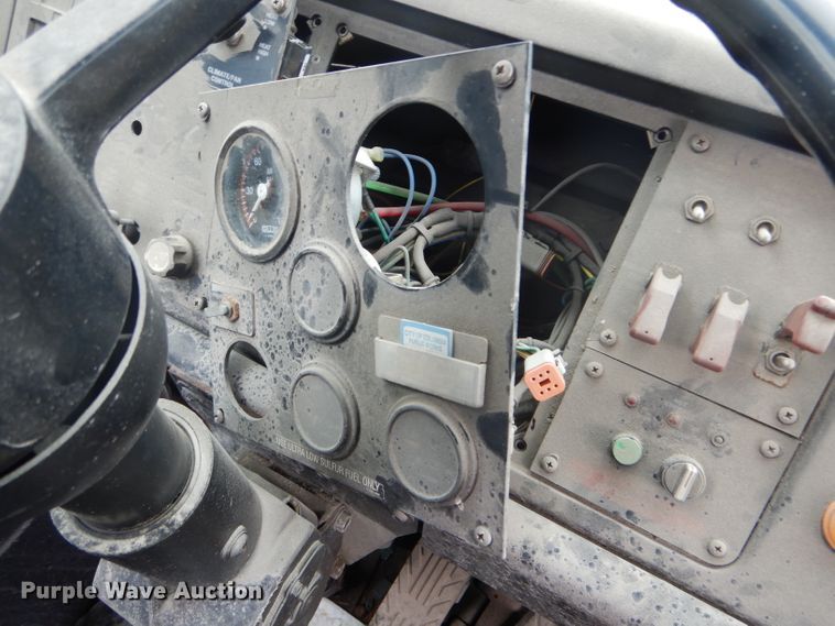 image for item DF3081 2007 Gillig G27D102N4 shuttle bus