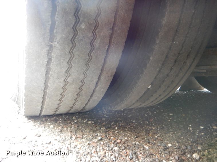 image for item DF3081 2007 Gillig G27D102N4 shuttle bus