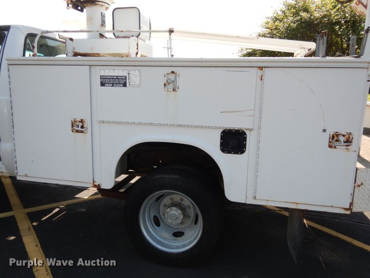 image for item DF4218 2000 Ford F450 Super Duty  bucket truck