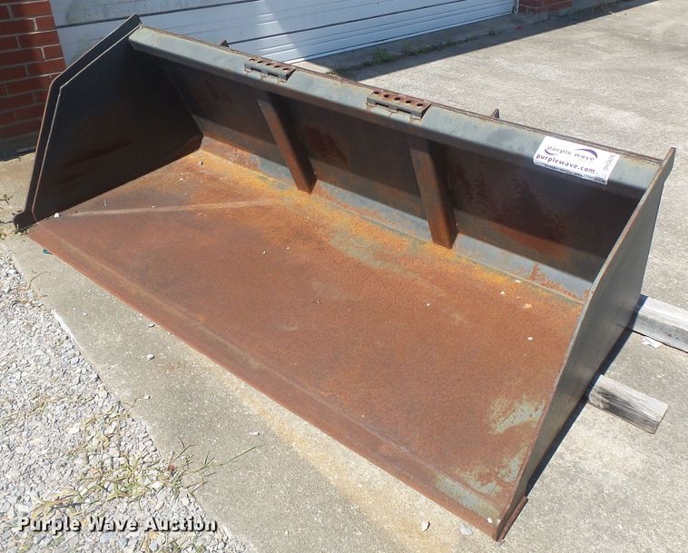 image for item DH3828 Gehl 84LFCL 84"W skid steer bucket