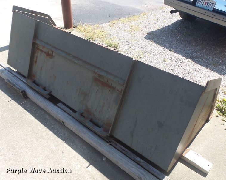 image for item DH3828 Gehl 84LFCL 84"W skid steer bucket