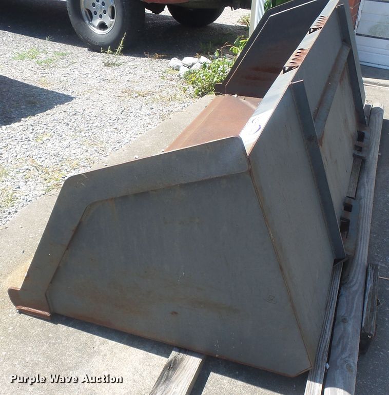 image for item DH3828 Gehl 84LFCL 84"W skid steer bucket